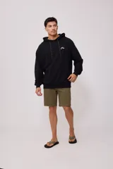 Canguro negro con capucha y cordones blancos, bolsillo tipo canguro y logo de la marca estampado en el pecho.