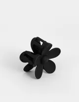 Broche para el pelo con forma de flor color negro.