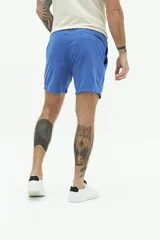 Short de baño liso color azul marino, con cintura elástica ajustable con cordón, dos bolsillos laterales, un bolsillo trasero y logo bordado.