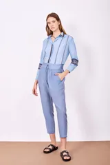 Pantalón babucha celeste con cintura elastizada y cordón ajustable.