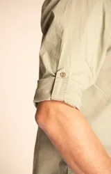 Camisa de manga larga color blanco, confeccionada en 100% algodón orgánico, con diseño liso y detalles de botones de madera.