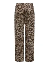 Pantalón recto de tiro medio con estampado animal print. Incluye cinturón, cierre de botón y cremallera, bolsillos delanteros, traseros y monedero.