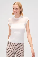 Remera blanca de poliéster calado, de manga corta, corte ajustado y cuello redondo.