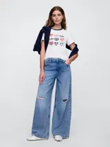 Remera azul marino de algodón con logo de GAP en forma de corazón color rojo.