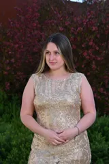 Vestido largo de fiesta color dorado con lentejuelas y corte al cuerpo.