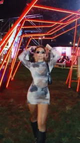 Minivestido ajustado de microtul con estampado abstracto en tonos grises y blancos, escote en V y mangas largas acampanadas.