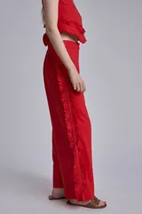 Pantalón rojo de corte palazzo con volados en los laterales.