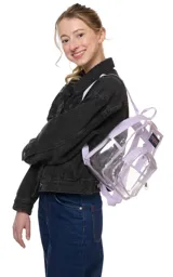 Mochila mini transparente con detalles en color lila pastel, marca JanSport.