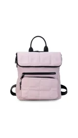 Mochila negra de nylon capitoneada con bolsillo principal con cierre, dos bolsillos frontales con cierre y asa superior.