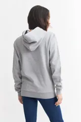 Hoodie gris con capucha y cordones ajustables. Estampado frontal con la palabra 'OTHERSIDE' y las siglas 'OTH' en azul marino.