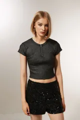 Top manga corta color gris oscuro con textura acanalada y cierre metálico frontal.