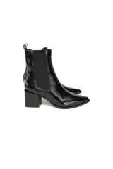 Botas negras de cuero charol, con elásticos laterales, punta ligeramente afilada y tacón bloque de 6 cm.