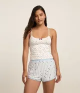 Short de pijama con cintura elástica y estampado de rayas verticales con corazones.