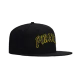 Gorro negro de visera plana, marca New Era, modelo 59FIFTY, con logo bordado de los Pittsburgh Pirates en amarillo.