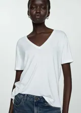 Remera negra de manga corta con cuello en V.