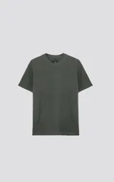 Remera militar de manga corta, cuello redondo y calce regular con recorte en espalda, realizada en algodón premium muy suave al tacto.