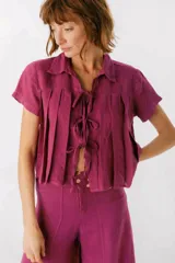 Camisa celeste de lino con cuello clásico, mangas cortas, corte crop y lazos en el frente.