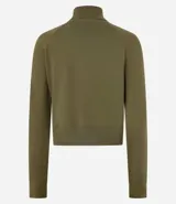 Blusa de punto color blanco, con cuello alto, manga larga y diseño liso.