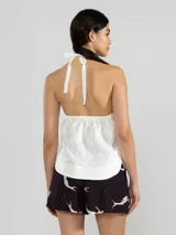 Top halter blanco de lino italiano con hilo metalizado y insignia de tigre removible.