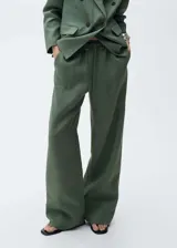 Pantalón largo de lino color verde musgo, de corte recto y tiro medio, con cintura elástica ajustable con lazo.