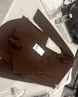 Short de calza negro, tiro alto y corte ajustado.