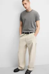 Pantalón de jean color crudo, corte relaxed fit, con bolsillos frontales y traseros tipo parche. Tiene tira multifunción y bolsillo tipo parche en las piernas.