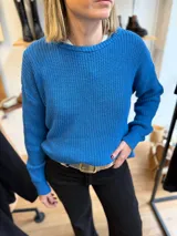 Sweater tejido azul francia, oversize con cuello a la base.