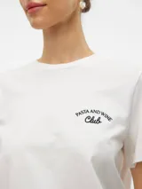 Remera blanca de algodón con cuello redondo, mangas cortas y estampado pequeño en el pecho con la frase "Pasta and Wine Club".