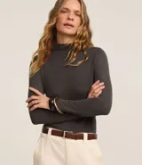 Blusa gris oscuro de poliéster y elastano, con cuello alto y mangas largas. Tejido texturizado.