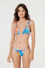 Conjunto de bikini con estampado de escamas multicolor. El corpiño es de triángulo con tirantes finos y la bombacha es de corte clásico con laterales fruncidos.