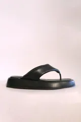 Sandalias negras de cuero sintético con plataforma y diseño minimalista.