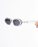 Lentes de sol transparentes con forma contemporánea y protección UV400.