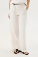 Pantalón de lino azul marino de corte recto con cintura alta y cordón ajustable. Presenta costuras en contraste color blanco.