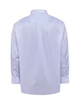 Camisa de manga larga a rayas verticales celestes y blancas, de corte regular, con cuello americano abotonado, bolsillo en el pecho con logo bordado y tecnología wrinkle-free.