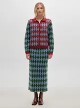 Cardigan de algodón con estampado de rombos en tonos marrón, beige y azul. Tiene cuello camisero, cierre frontal con botones azules y calce suelto.