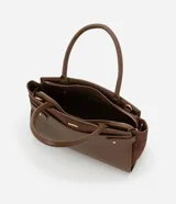 Cartera satchel mediana color marrón, confeccionada en cuero sintético con detalles en gamuza. Cuenta con asas medianas, cierre de cremallera y detalles metálicos dorados. Incluye correa extraíble y regulable.