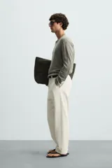 Jersey color verde claro de punto tejido en hilatura ligera de lino, corte relaxed fit, cuello redondo y manga larga con terminaciones en rib.