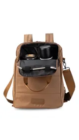 Mochila matera confeccionada en tela impermeable color beige, diseñada con dos compartimientos independientes para el kit de mate y objetos personales. Cuenta con bolsillos internos, asas de mochila acolchadas, asa de mano superior y una correa ajustable extraíble para llevar al hombro.