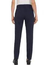Pantalón chino de sarga en color azul, con corte slim y logo bordado en la parte trasera.