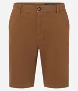 Bermuda masculina de corte slim, confeccionada en sarga lisa color blanco. Cuenta con bolsillos laterales, cierre con botón y cremallera, y trabillas para cinturón.
