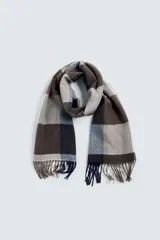 Bufanda rectangular con diseño a cuadros en tonos gris, blanco y marrón, con flecos en los extremos.