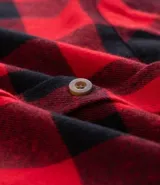 Camisa de franela a cuadros rojos y negros, de corte regular, manga larga y cuello inglés.