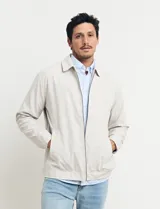 Campera de hombre color beige con cierre frontal, cuello camisero y bolsillos laterales. Corte clásico.