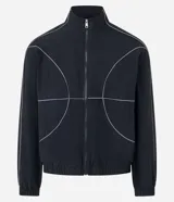 Campera deportiva negra con cuello alto, cierre frontal de cremallera y elásticos en puños y bajo. Presenta recortes geométricos definidos por costuras en hilo reflectante.