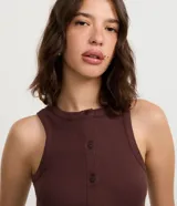 Musculosa negra de algodón con textura acanalada y botones frontales.