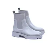 Botines grises ceniza de cuero liso con detalles texturizados, inserciones elásticas laterales, tirador trasero y suela track robusta.