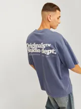 Camiseta azul de manga corta y cuello redondo con estampado pequeño en el pecho.