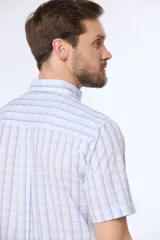 Camisa de manga corta con estampado a cuadros en tonos celeste y blanco.