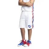 Short deportivo blanco de básquet, con escudo del Club Nacional de Football estampado en la pierna derecha y franja azul y roja a los costados.