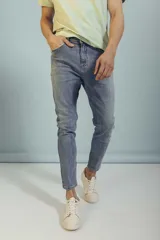 Pantalón de jean de corte skinny color celeste con lavado claro.